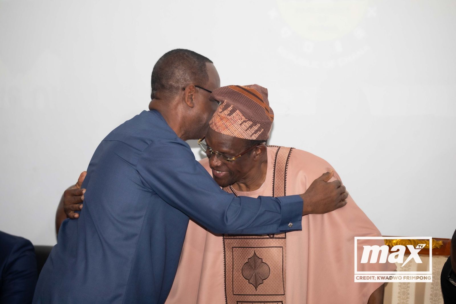 Warm embrace between dignitaries